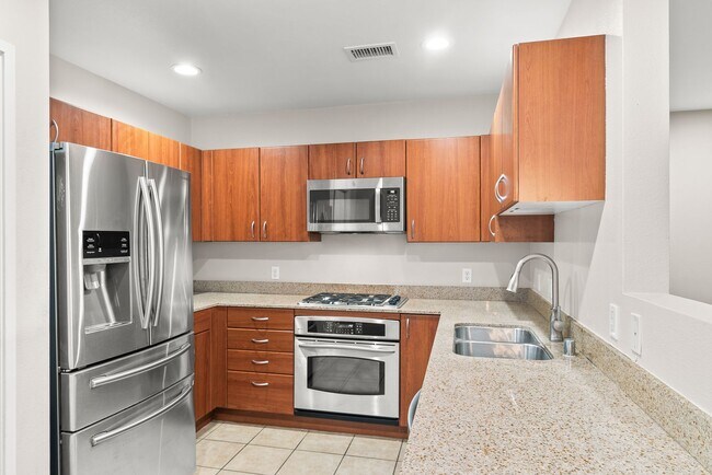 Building Photo - Walkable Little Italy Living – 3BR/3BA with Gated Parking