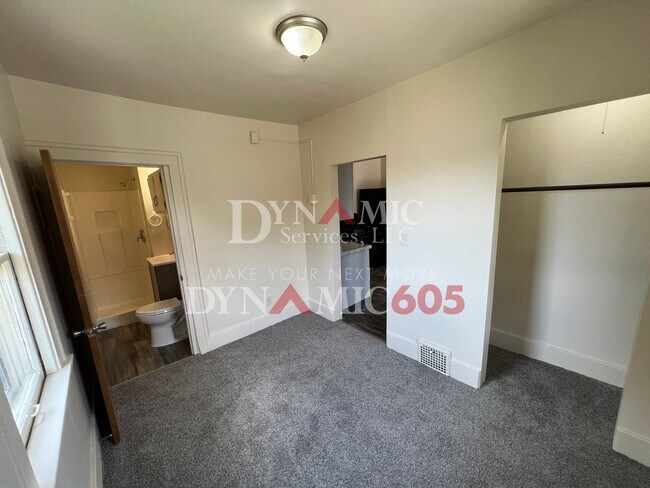 Building Photo - Upper Level 2BR/1BA in Downtown Sioux Falls