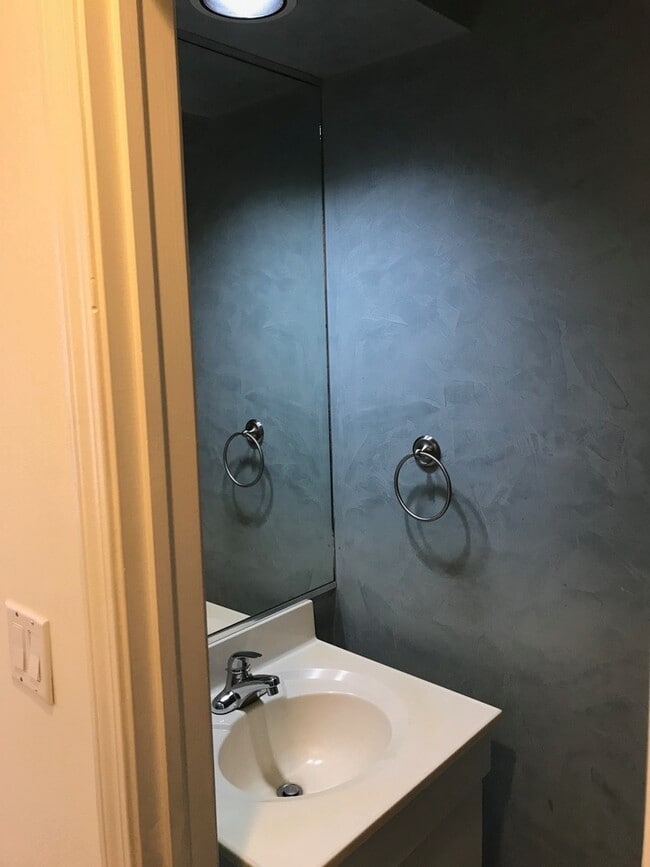 Building Photo - 320 W Inverrary Ln