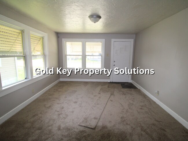 Building Photo - 3 BR 1 BA House with Central Air and Detached Garage (NO SECTION 8)