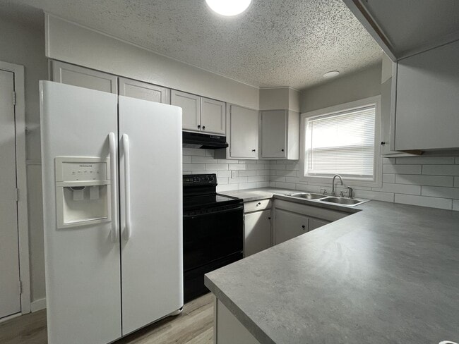 Building Photo - Newly Renovated 3-Bedroom, 2-Bath Home in ...
