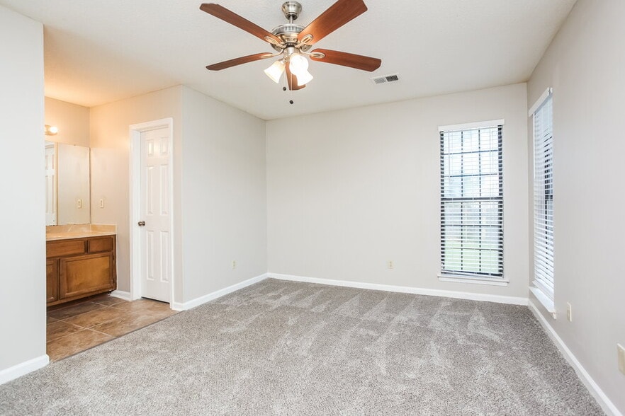 Building Photo - 4295 Rosswood Dr