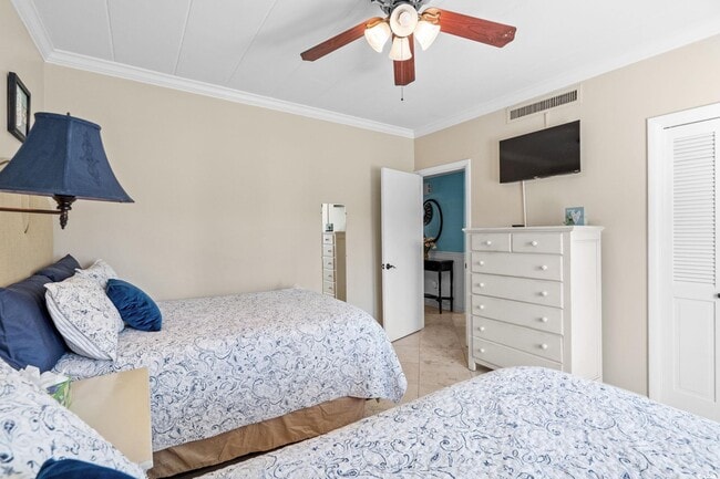 Building Photo - 10100 Lakeshore Dr