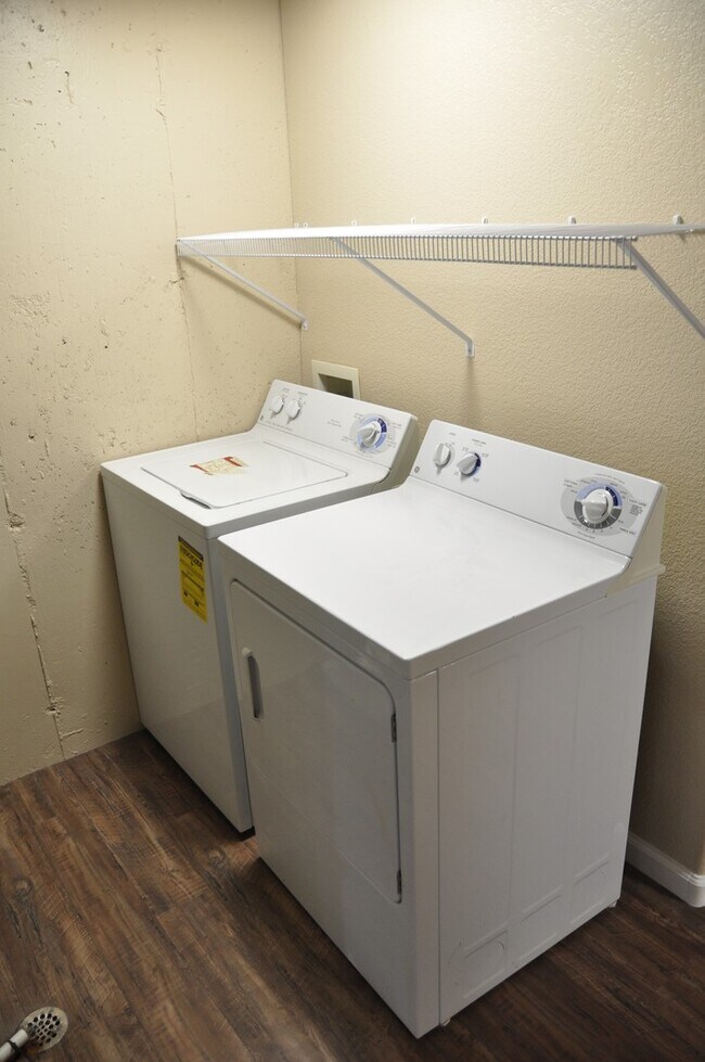 Building Photo - Stunning Town home in Mid Town!