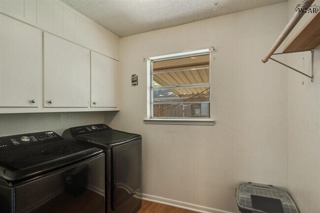 Building Photo - 2406 Picadilly Ln