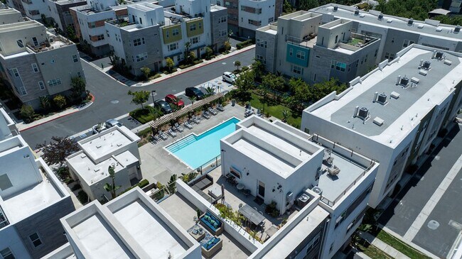 Building Photo - FURNISHED MODEL TOWNHOME IN HOA COMMUNITY