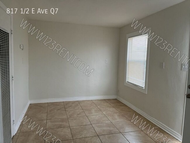 Building Photo - 1BD/ 1BTH APT EAST PALMDALE