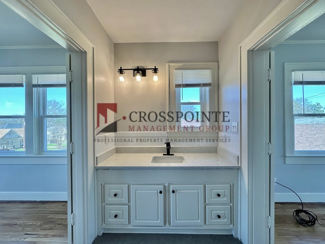 Building Photo - 526 S Bonner Ave