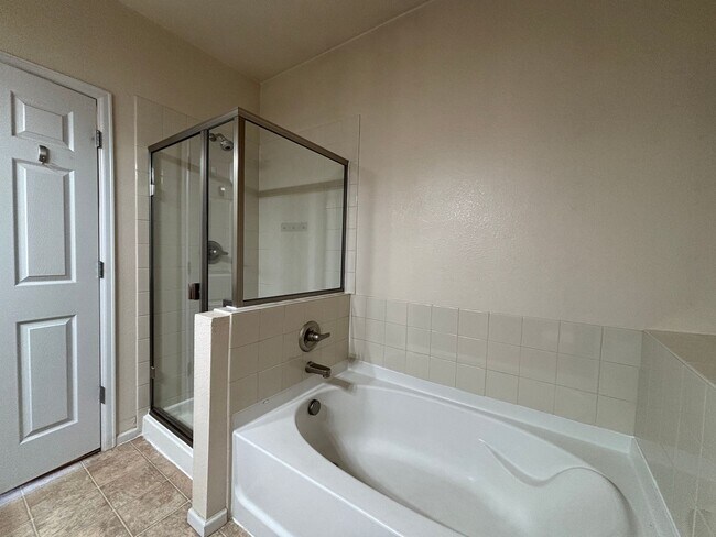 Building Photo - Large 3 bedroom condo with 2 bathrooms!