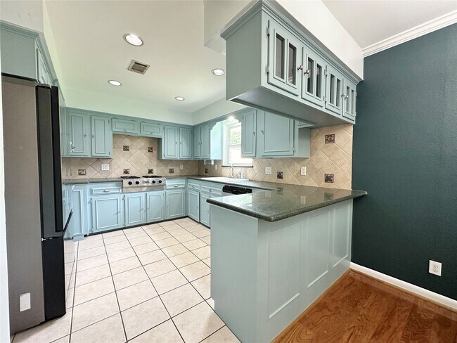 Building Photo - 9634 Fairdale Ln