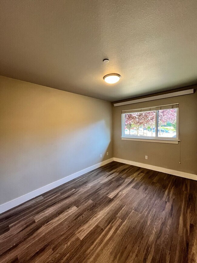 Building Photo - Large 3 Bedroom 2 Bathroom! In-Unit Washer...
