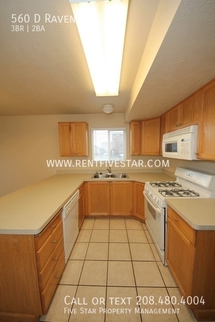 Building Photo - 560 Raven Way