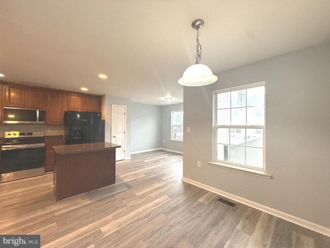 Building Photo - 15 Wayside Ct