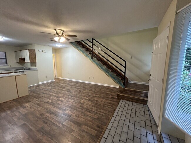 Building Photo - Spacious 2 bedroom townhouse with an additional loft located near TCC!
