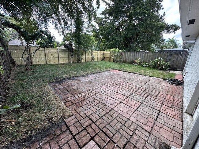 Building Photo - 814 SW 12th Pl