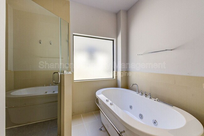 Building Photo - 113 Tuam St