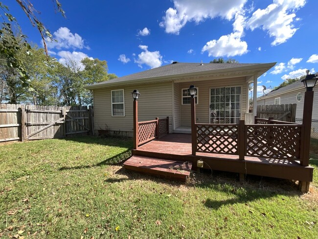 Building Photo - Clean and Cozy Home in NW Springfield