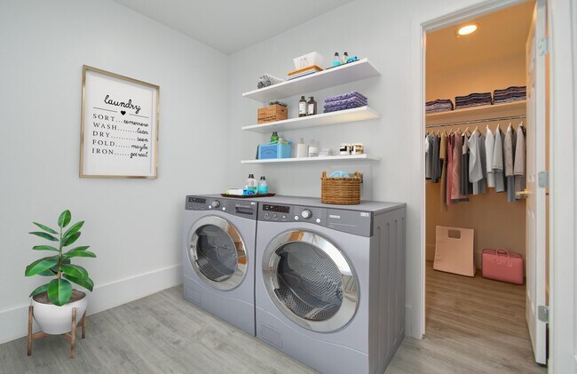 Building Photo - 556 Brandon Rd