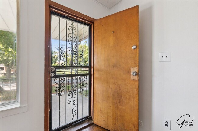 Building Photo - 3 bedroom - 1 bath  $1200/month