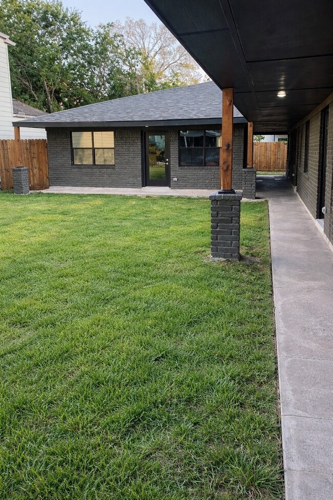 Building Photo - 618 E 40th St