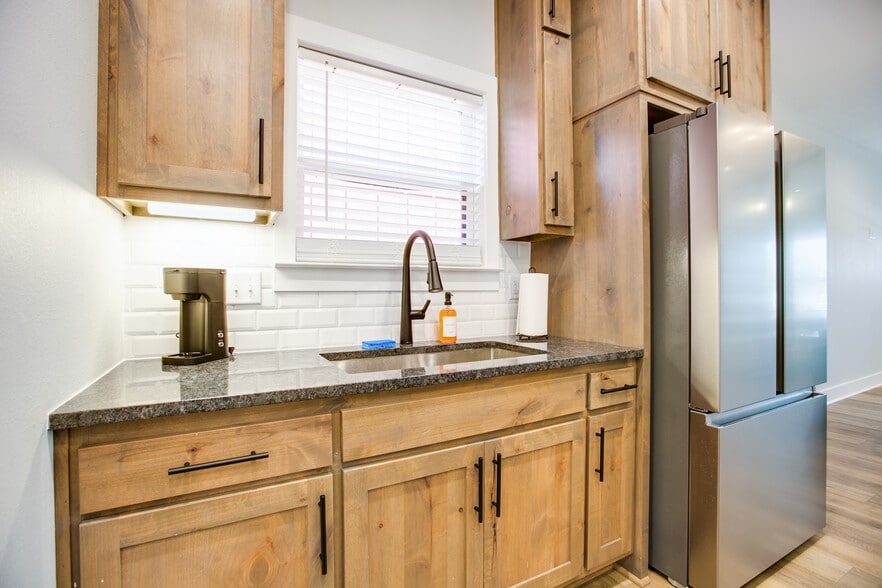 Building Photo - 1009 Holiday Dr