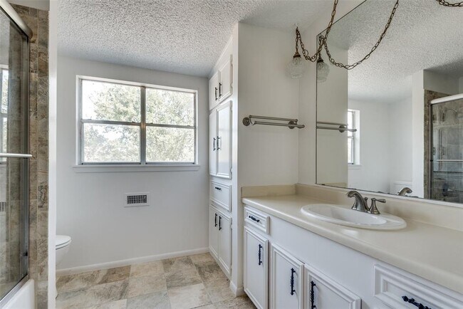 Building Photo - 116 Ridge Oak Dr