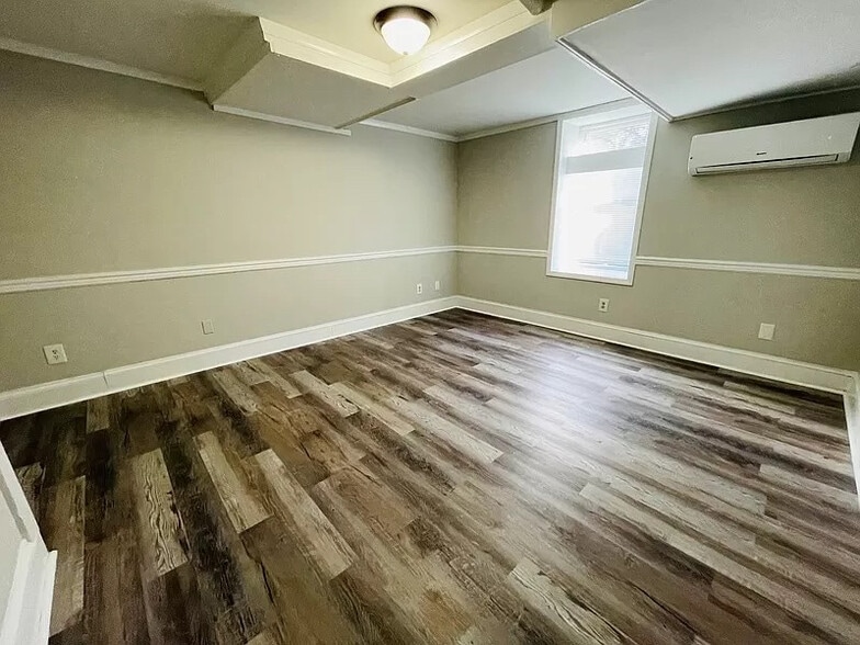 Building Photo - Room in Duplex on Heathcliff St