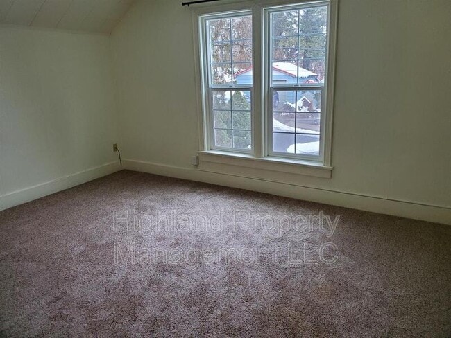 Building Photo - 327 W Main St