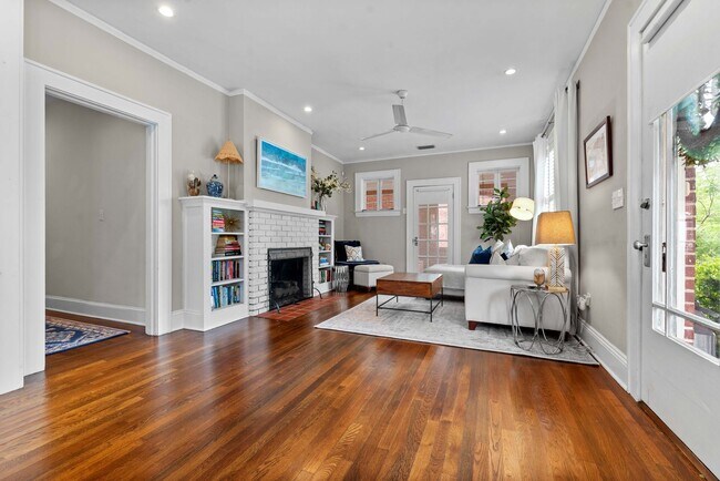 Building Photo - Adorable Avondale Home!