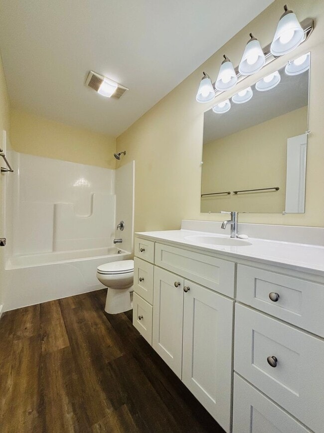 Building Photo - 3 Bedroom, 2.5 Bath Townhouse