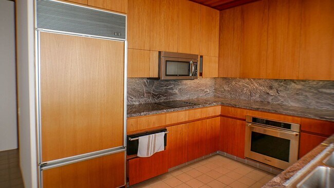 Building Photo - La Playa living with stunning city, ocean ...