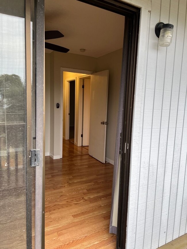 Building Photo - Available now! South Davis Townhome On Ver...