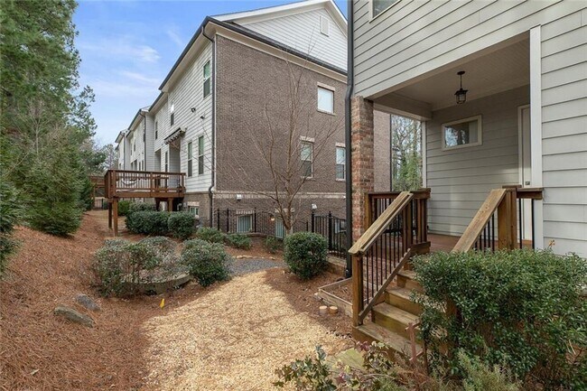Building Photo - 827 Canterbury Rd NE