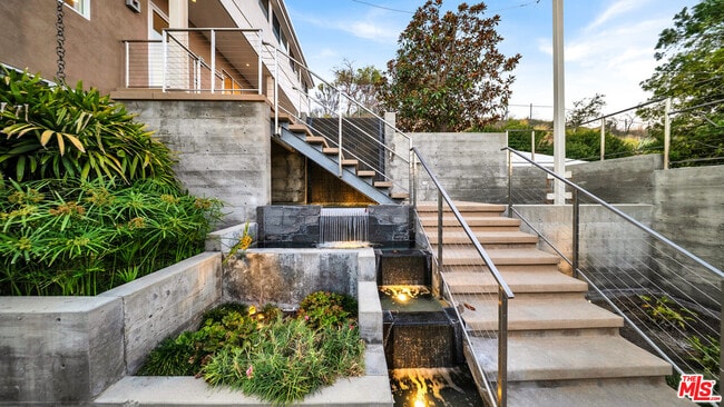 Building Photo - 2915 Tuna Canyon Rd