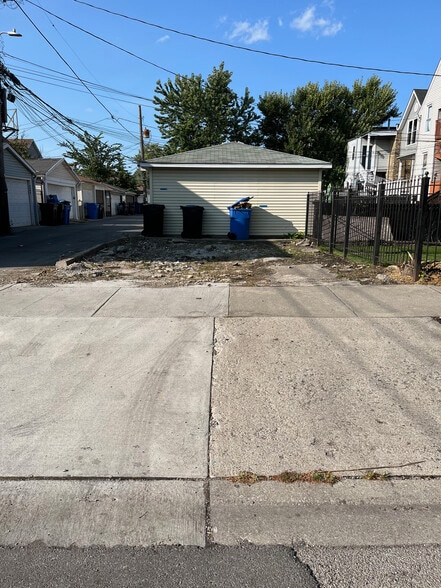 Building Photo - 3800 N Whipple St