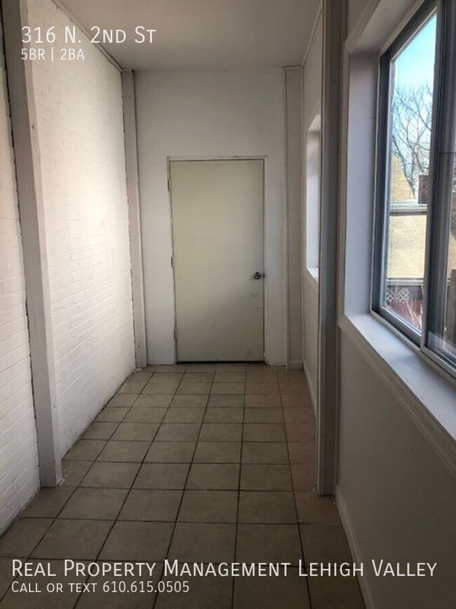 Building Photo - 316 N 2nd St