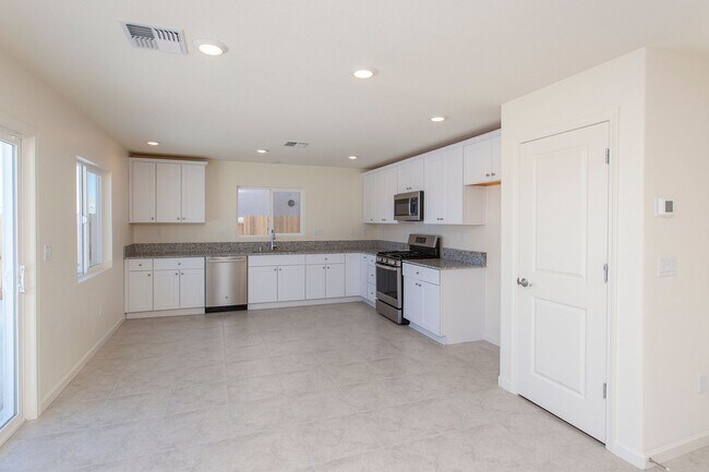 Building Photo - 8981 Quail Fls Dr