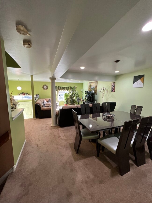 Building Photo - 3504 Carriage Ct