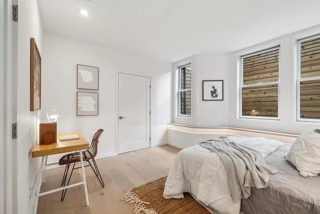 Building Photo - Elegant & Spacious Unit for Rent