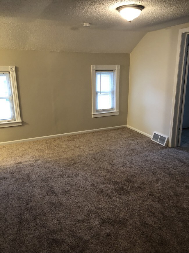 Second Floor Bonus Room - 820 Hall St
