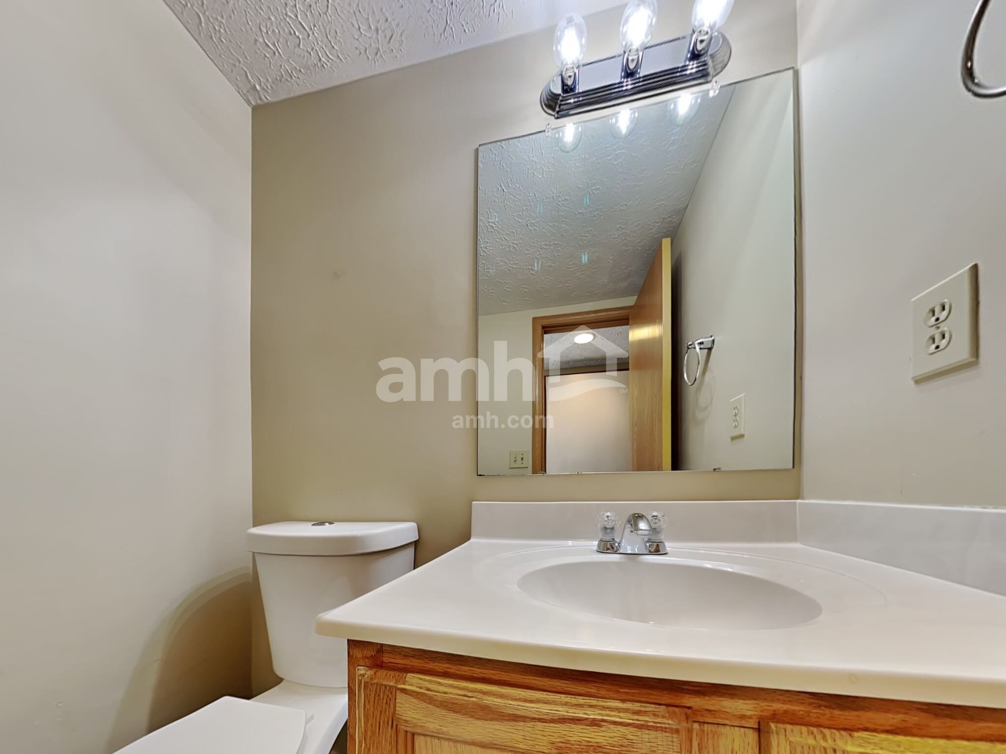 Building Photo - 6870 Laburnum Dr