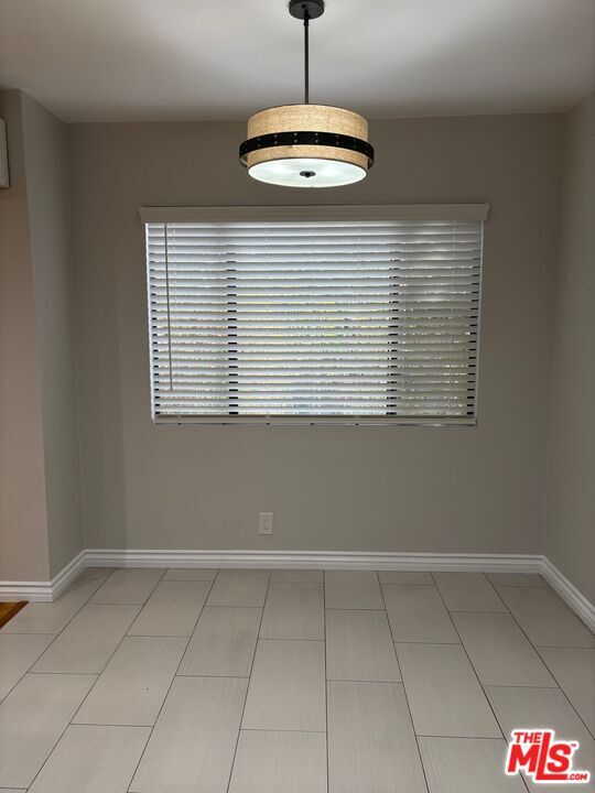 Building Photo - 2488 Beachwood Dr