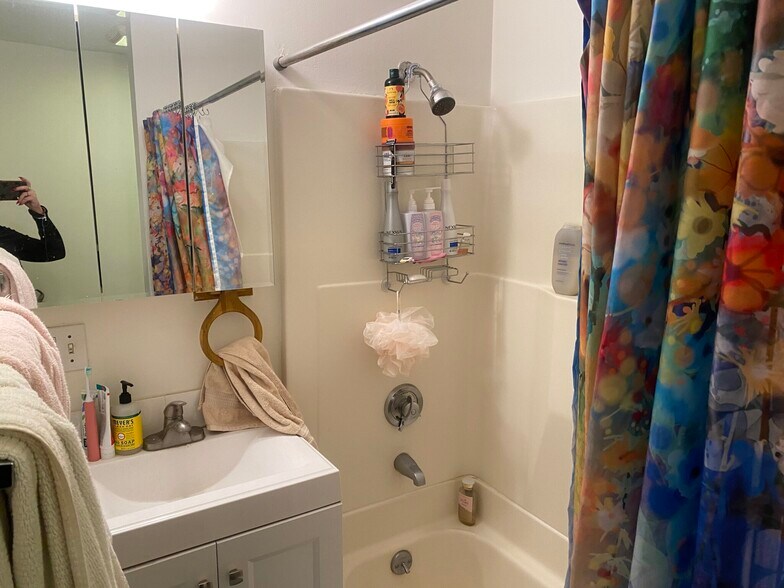 Building Photo - 70 Joy St