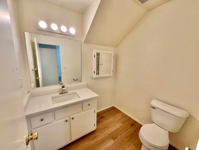 Building Photo - Beautifully Remodeled, Easy Living Townhome. Location, Location!