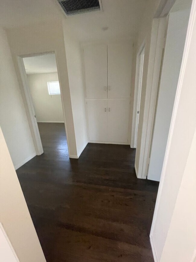 Building Photo - Charming 3br 1bth - Quiet Street