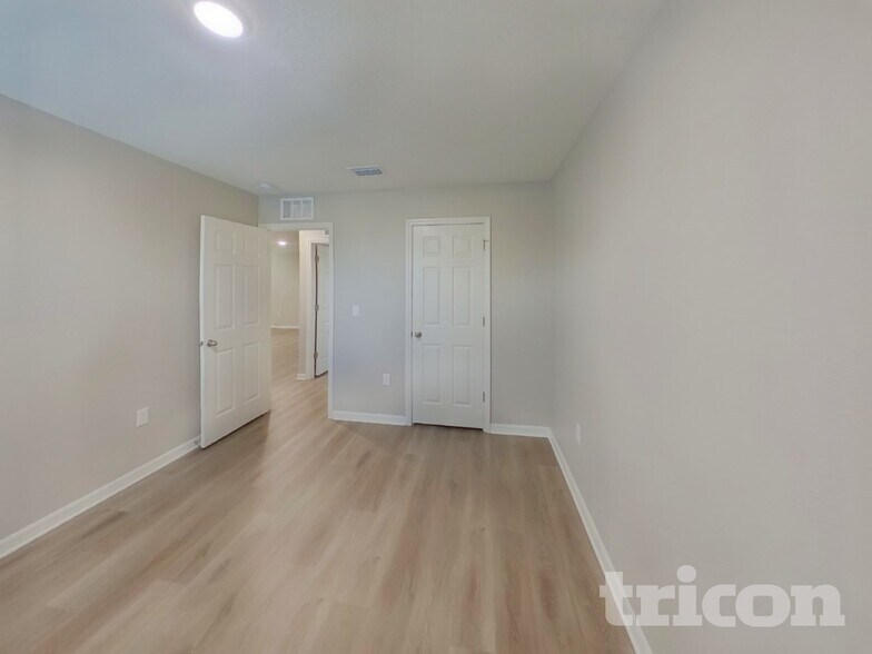 Building Photo - 5475 Summer Sunset Dr