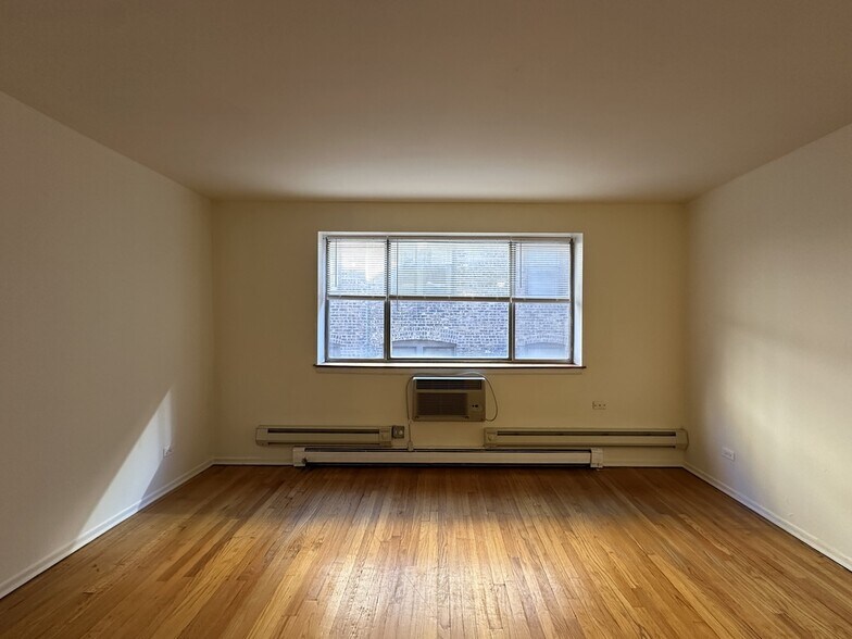 Building Photo - 665 W Wrightwood Ave