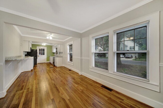 Building Photo - Lovely Brick Ranch Home Close to Uptown Ch...
