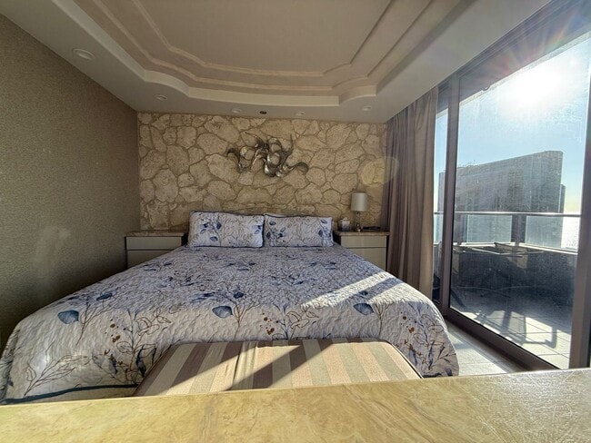 Building Photo - Luxurious 2 bed/2bath/2 parking Fully Furnished in One Waterfront Towers