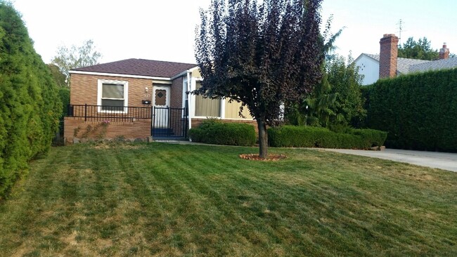 Building Photo - Darling Home in Historic Yakima Neighborhood